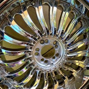 22 inch chrome rims for sale they are a 5 lugs.they peeling a lil bit due
